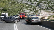 S teretnjaka pala dizalica i oštetila sedam auta