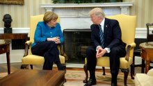 Pogledajte kako se Trump odbio rukovati s Merkel