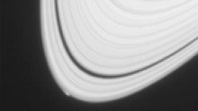 Prostor između Saturna i prstenova iznenađujuće bez prašine