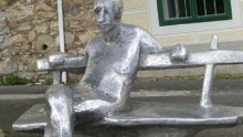 Kožarićeva skulptura 'Matoš na klupi' u Francuskoj