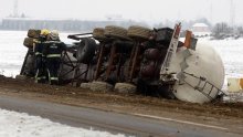 Prevrnuta cisterna na A1, promet obustavljen