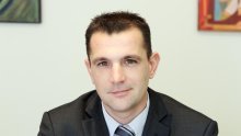 Neugodno mu je voziti BMW pa ga prodaje