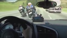 GSX-R i ZX10 ne mogu kroz gužvu pobjeći Audiju R8!