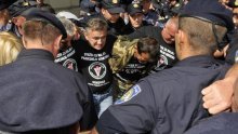 Policija zbog prosvjeda potpuno zatvorila cestu Vukovar - Ilok