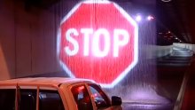 Genijalna signalizacija - znak 'STOP' na vodenoj zavjesi