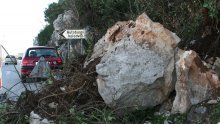 Ogroman kamen pao na ulaz autobusnog kolodvora