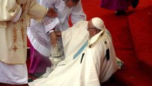 Papa Franjo nezgodno pao na 'katoličkom Woodstocku'