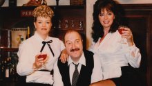 Evo kako danas izgleda konobarica Yvette iz serije 'Allo, allo'