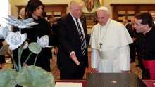 Podvala Jimmyja Kimmela: Papa, nažalost, nije udario Trumpa po ruci