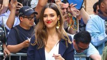 Jessica Alba pohvalila se šik torbicom od 13 tisuća kuna