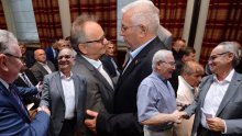 Svi mu hrle u naručje: Glavaš u sjeni novog suđenja za ratni zločin poput zvijezde