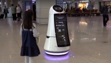 Simpatični robot Troika pomaže izgubljenim putnicima na aerodromu