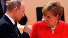 Kakva reakcija! Putin joj nešto objašnjava, a Merkel koluta očima