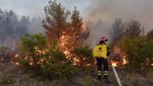 Požar kod Drvenika lokaliziran, vatrogascima pomogla i kiša