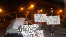Studentice 'kampiraju' pred MZOS-om, niču i novi šatori!