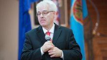 Josipović nastavlja jahati po katoličkim aktivistima, ne kani se ispričati