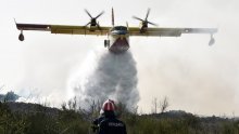 Dva hrvatska i jedan crnogorski zrakoplov gase požar iznad Debelog brijega