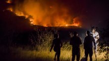 Stigli kanaderi, uzbunjeni svi vatrogasci u Hrvatskoj, ali bura je i dalje velika prijetnja