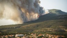 Policija privela dvije osobe zbog podmetanja požara u zaleđu Drniša i na Promini