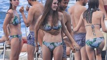 Lijepa kći moćne Anne Wintour jedva obuzdala obline u bikiniju