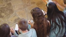 U kojoj je dobi najbolje dati mobitel djetetu? Evo što kaže nova studija