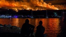 Požar iz Krila Jesenice stigao u Podstranu, zaprijetio kućama, zatvorena magistrala, vatrogasce čeka besana noć