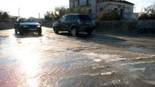 Zbog leda prekinut promet na nekim cestama