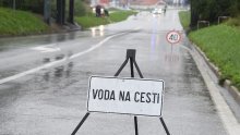 HAK: Zbog kiše i snijega oprez u prometu, u prekidu neki trajekti i katamarani