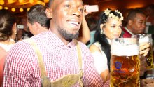 Usain Bolt na Oktoberfestu u društvu prelijepe djevojke