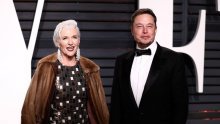 Elon Musk ni vlastitoj majci ne da popust na novog Teslu