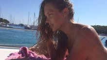 Seksi toples naše manekenke okupan je suncem