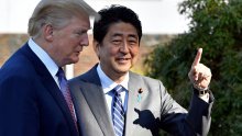[VIDEO] Trump nije ni primijetio kako se japanski premijer skotrljao na golf terenu