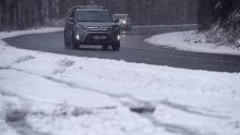 Oprez: Jaki vjetar, skliski kolnici i susnježica stvaraju probleme u prometu