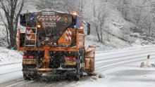 Vozači oprez! Snijeg, poledica i olujni vjetar otežavaju promet diljem zemlje