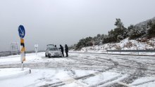 Orkanski vjetar, snježna vijavica i zapusi prekinuli promet prema Jadranu