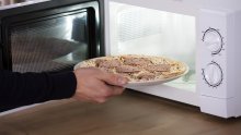 [VIDEO] Evo što nikada ne biste smjeli grijati u mikrovalnoj, ako ne želite da vam se osveti