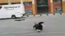 Nevjerojatna snimka: Vjetar otpuhao čovjeka!
