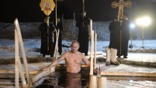 [VIDEO] Putin potvrdio mačo imidž: Polugol se okupao u ledenom jezeru na minus 6 stupnjeva