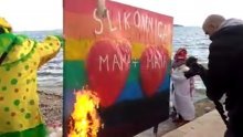 Na dječjem karnevalu u Kaštelima zapaljena slikovnica s dvije mame i dva tate kao Krnjo