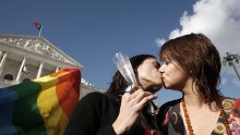 Većina španjolskih katolika podržava gay brakove!