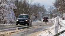 Oprez na cestama; probleme stvaraju mokri kolnici, snijeg i bura