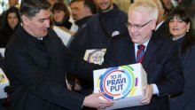 Josipović predao 203.875 potpisa, i Milanović mu nosio kutije