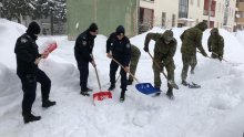 Zajedno protiv zime: Policija i vojska čiste nanose snijega u Lici