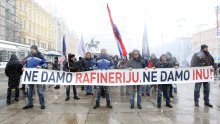 Radnici sisačke rafinerije s Trga bana Jelačića krenuli na prosvjed na Markov trg
