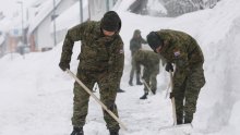 Dramatične fotografije iz zatrpanog Gorskog kotara: Vojska pomaže, ali građani više ne mogu