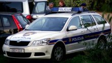 Onesvijestio prijatelja komadom drveta pa ga bjesomučno izbo nožem