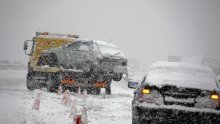 Zbog snijega desetak prometnih nesreća