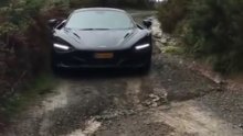 Osijedili smo gledajući kako ovaj McLaren 720S prelazi preko rupetine