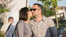 Počeo godišnji odmor: Joško Lokas ne može skinuti ruke sa svoje mlađahne djevojke