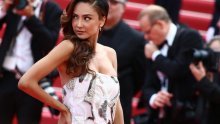 Nezgode se događaju: Poznate dame u Cannesu pokazivale grudi i stražnjicu, ali i padale po terasama